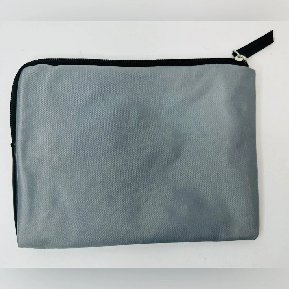 TUMI For Delta Airlines Gray Travel Zip Pouch Cosmetic Toiletries Bag Accessory